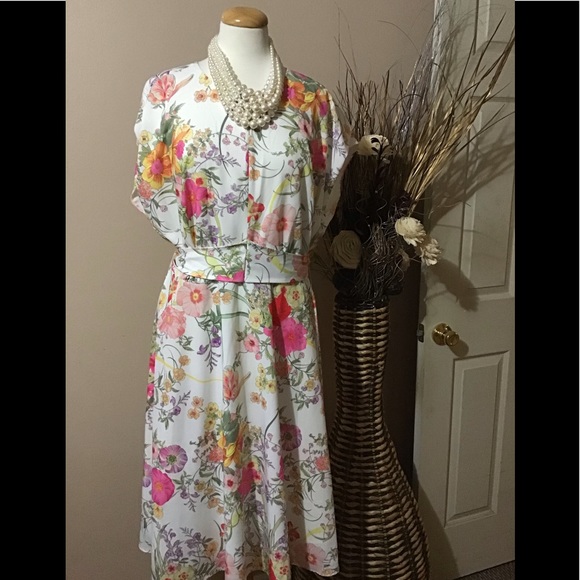 4th sale - Beautiful Dress - Picture 2 of 5